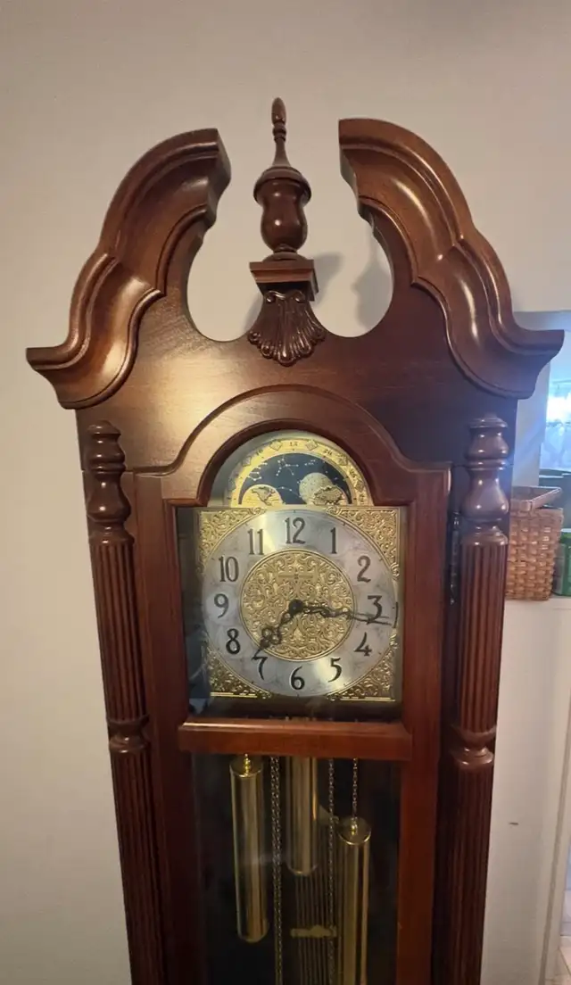 Free delivery used Howard Miller 'Jonathan' Grandfather Clock - Photo 2