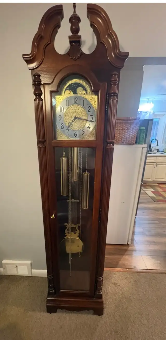 Free delivery used Howard Miller 'Jonathan' Grandfather Clock - Photo 5