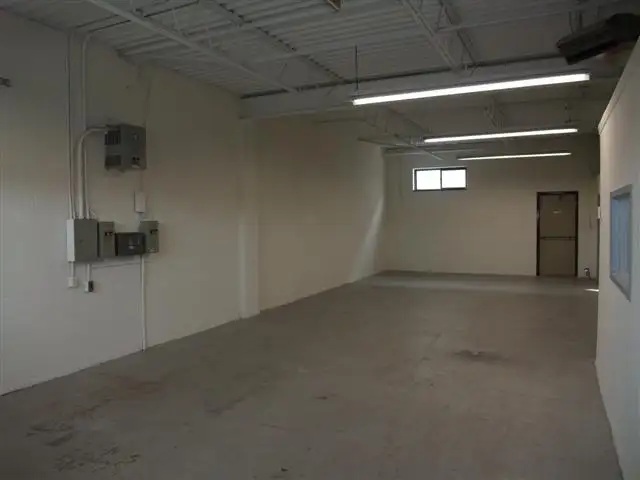 1250' Commercial/Industrial Unit Markham - Photo 3