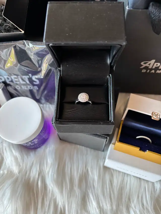 Noam Carver Engagement ring and wedding band - Photo 4