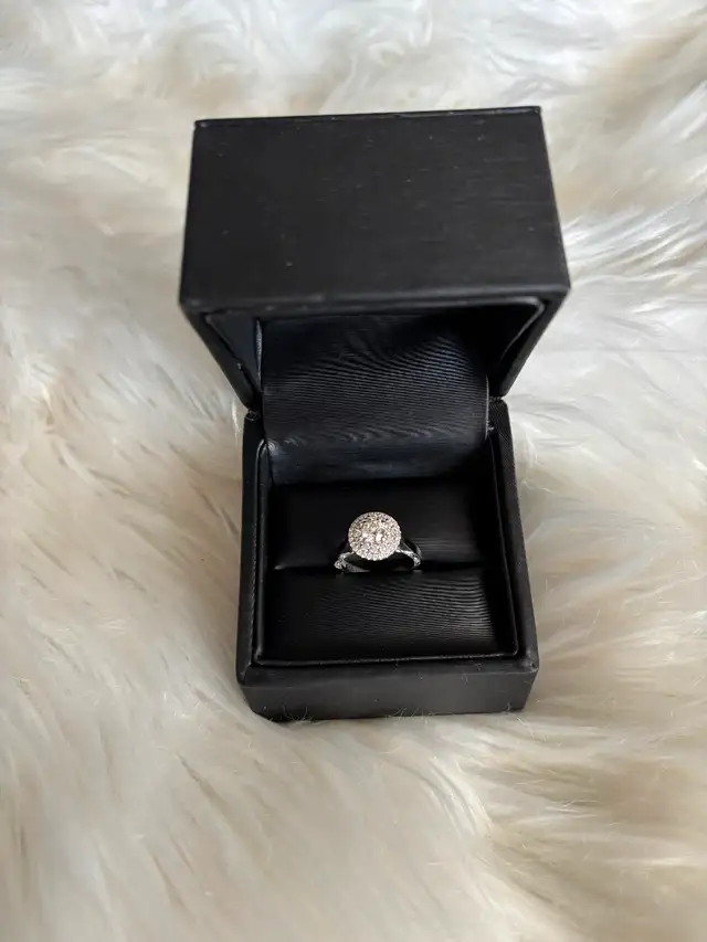 Noam Carver Engagement ring and wedding band - Photo 9
