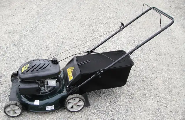 YARDWORKS REAR BAG GAS LAWNMOWER