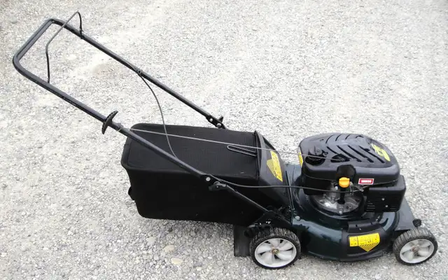 YARDWORKS REAR BAG GAS LAWNMOWER - Photo 2