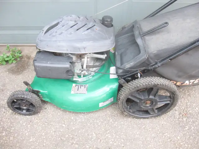 21'WEED EATER PUSH LAWN MOWER WITH REAR BAGGER 173CC ENGINE - Photo 2