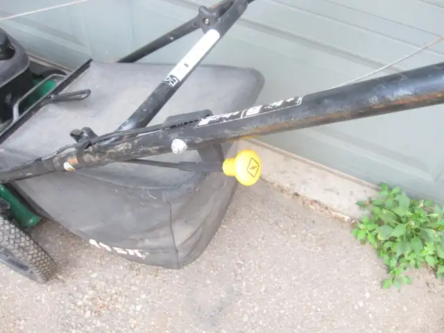 21'WEED EATER PUSH LAWN MOWER WITH REAR BAGGER 173CC ENGINE - Photo 4