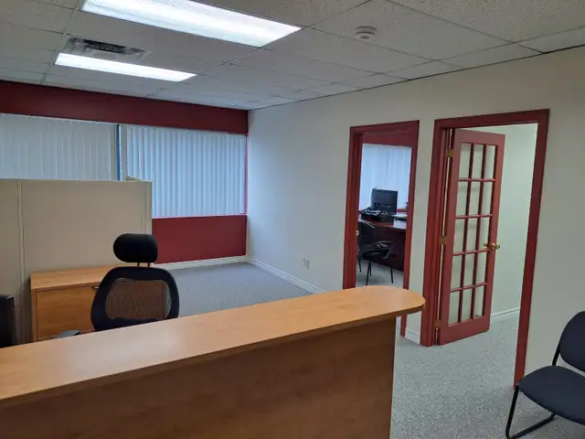 Bureau rénové à louer – À deux pas du Metro Côte-Vertu - Photo 8