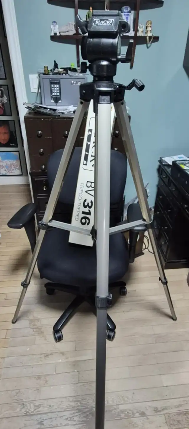 VIDEO TRIPOD W/ FLUID HEAD – SMOOTH PAN & TILT – CLEAN – $35
