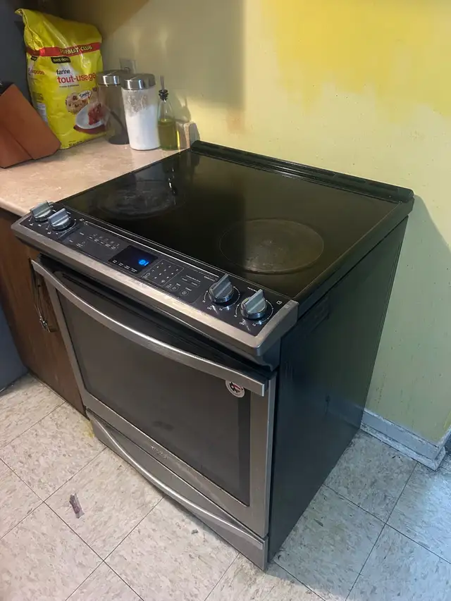 Glass top electric stove - Photo 2