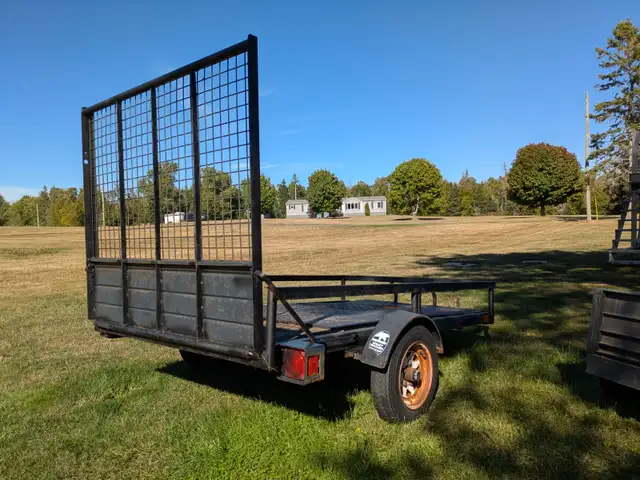 Trailer with drop down ramp - Photo 2