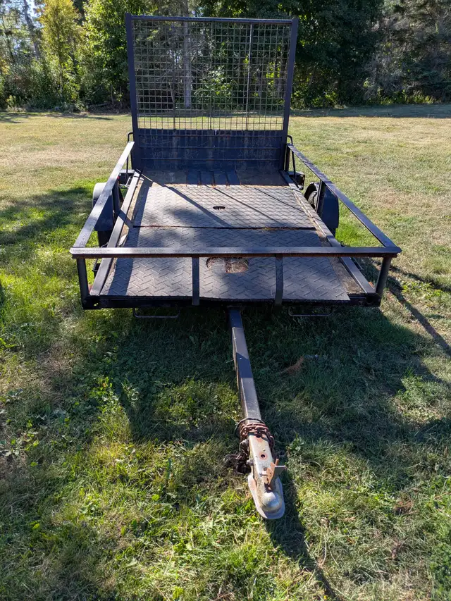 Trailer with drop down ramp - Photo 3