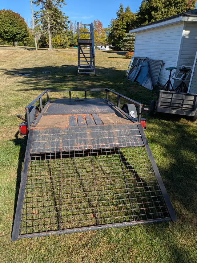 Trailer with drop down ramp - Photo 6