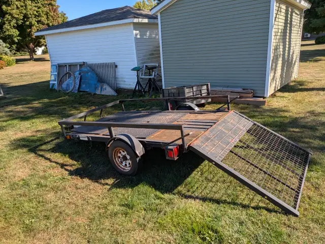 Trailer with drop down ramp - Photo 8