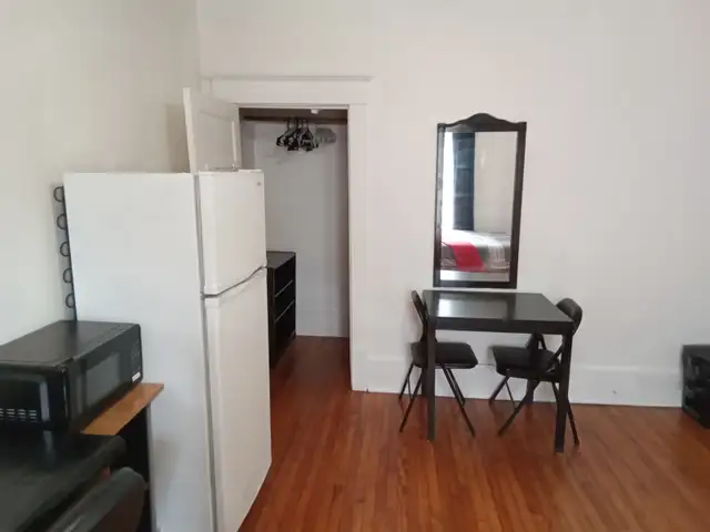 700$ Très belle grande chambre tout inclus. - Photo 3