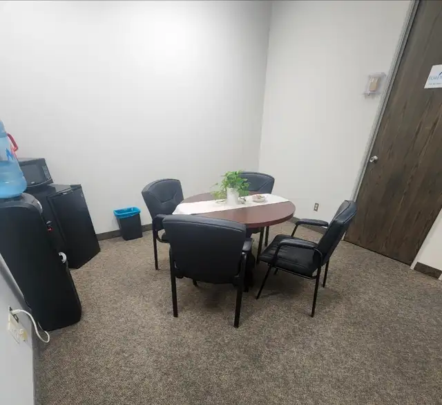 Office for rent in Richmond Hill. Only $595 monthly. Off 404! - Photo 3
