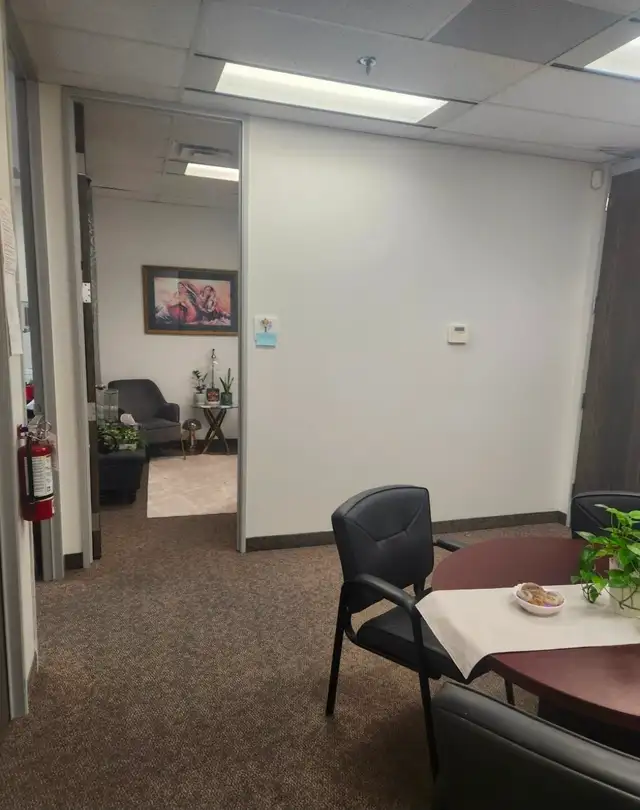 Office for rent in Richmond Hill. Only $595 monthly. Off 404! - Photo 4