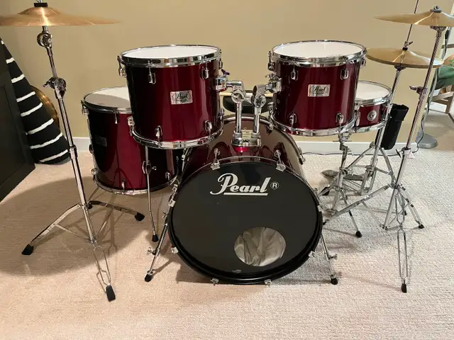 Pearl Drum Set - Very Nice Condition!