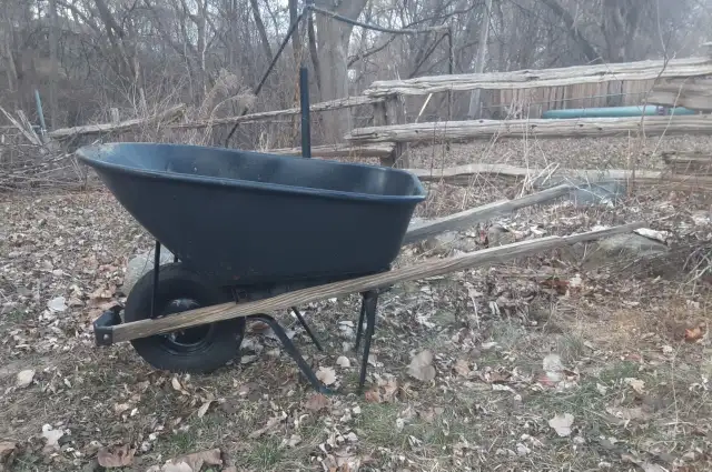 Garden Wheelbarrow= 20$ cash