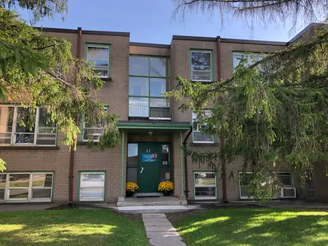 2 BDRM QUIET BRIGHT HEAT WATER PARKING TOP FLOOR