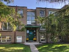 2 BDRM QUIET BRIGHT HEAT WATER PARKING TOP FLOOR