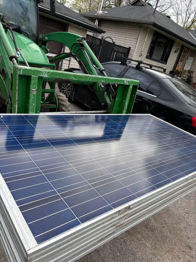 SOLAR PANELS! - Photo 2