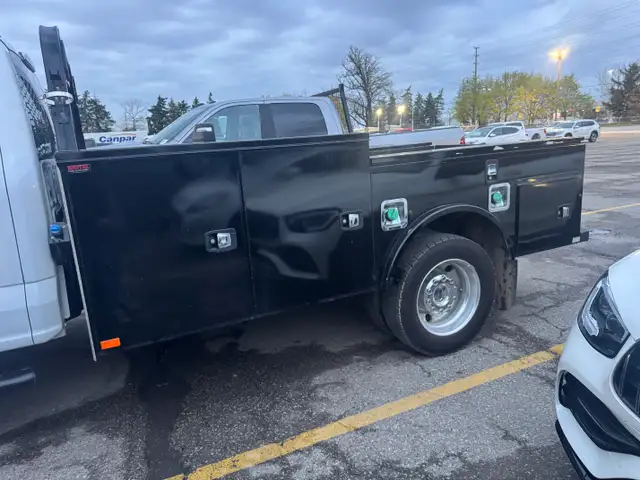 2025 Ford Super Duty F-550 DRW F-550 Service Box Truck - Photo 3