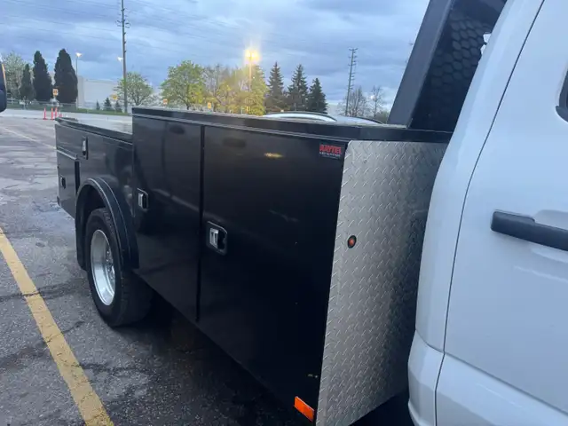 2025 Ford Super Duty F-550 DRW F-550 Service Box Truck - Photo 9
