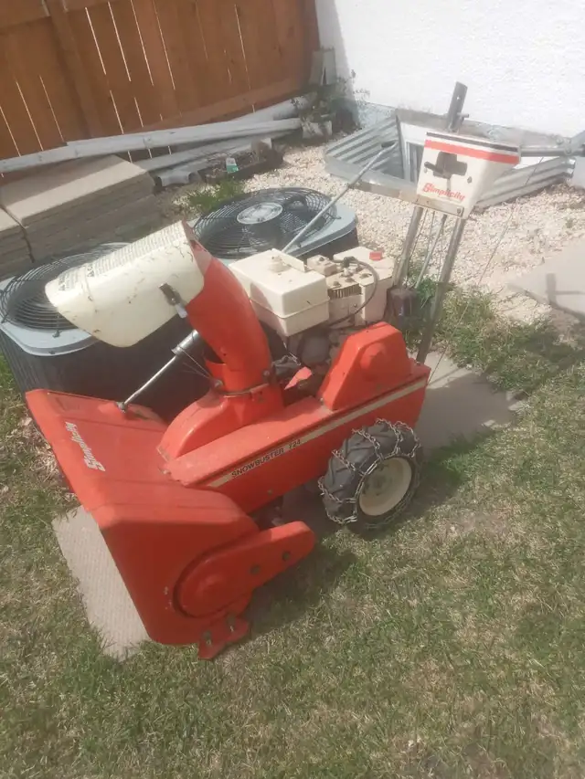 Snow Blower,  Works Good! plug in to start, gas, no battery 100$