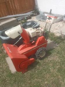 Snow Blower,  Works Good! plug in to start, gas, no battery 100$