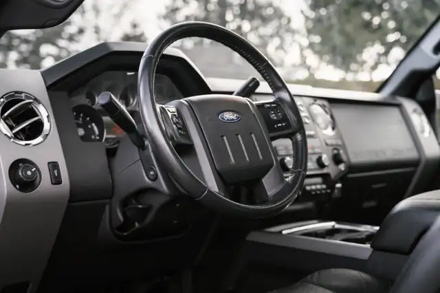 2012 Ford F-350 SuperDuty Lariat 6.7L Diesel 4x4 CrewCab - Photo 8
