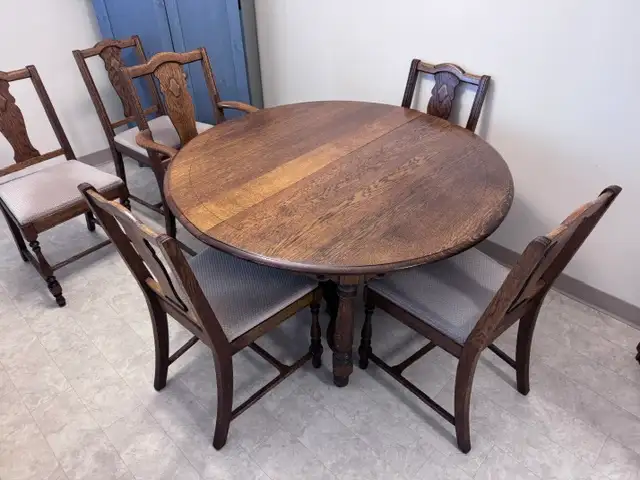 SOLID OAK TABLE AND CHAIRS