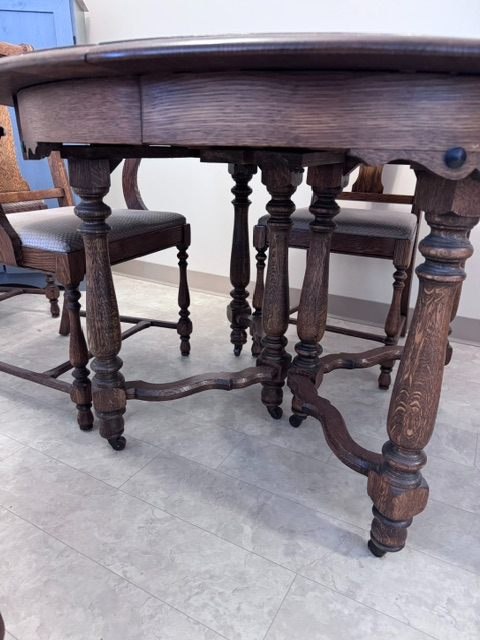 SOLID OAK TABLE AND CHAIRS - Photo 2