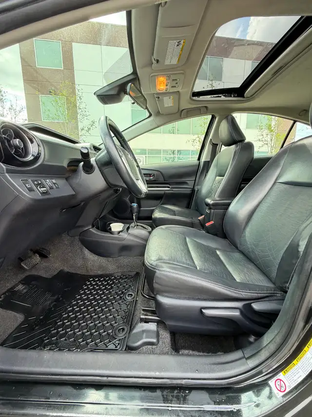 2016 Toyota Prius C Technology • Sunroof • Navigation • Hybrid - Photo 5
