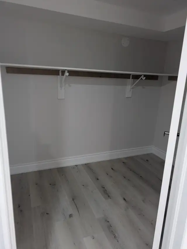 Walkout basement for rent - Photo 11