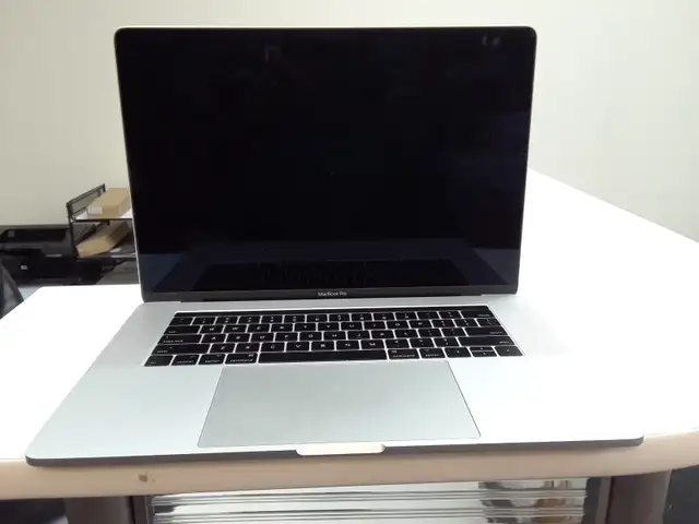 MacBook Pro 2017 (A1707) Intel Core i7 - Photo 2