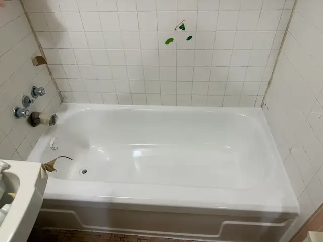 tub , tiles , sinks Reglazing - Photo 5