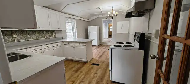 Belleville 3 bedroom detached house for rent $2000 - Photo 2
