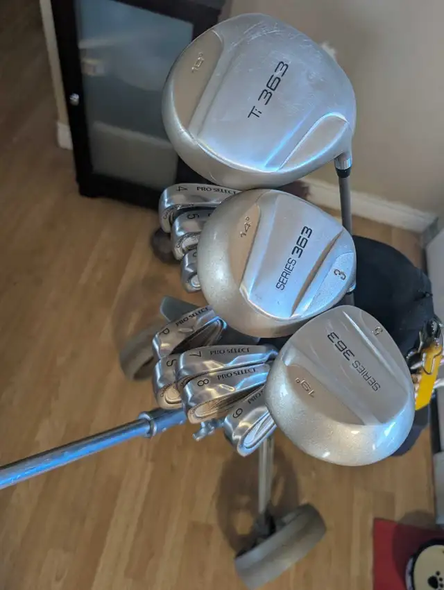 Men's golf cart and clubs. - Photo 4