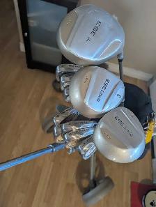 Men's golf cart and clubs. - Photo 4