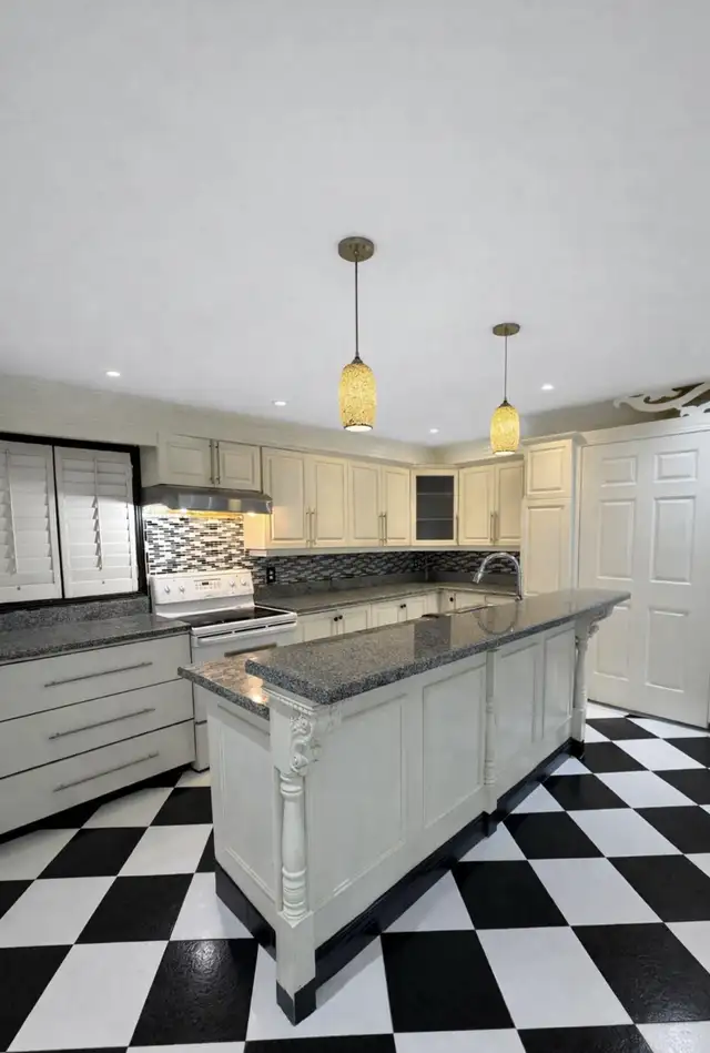 3 Beds, 2 Bath house - Square One Mall