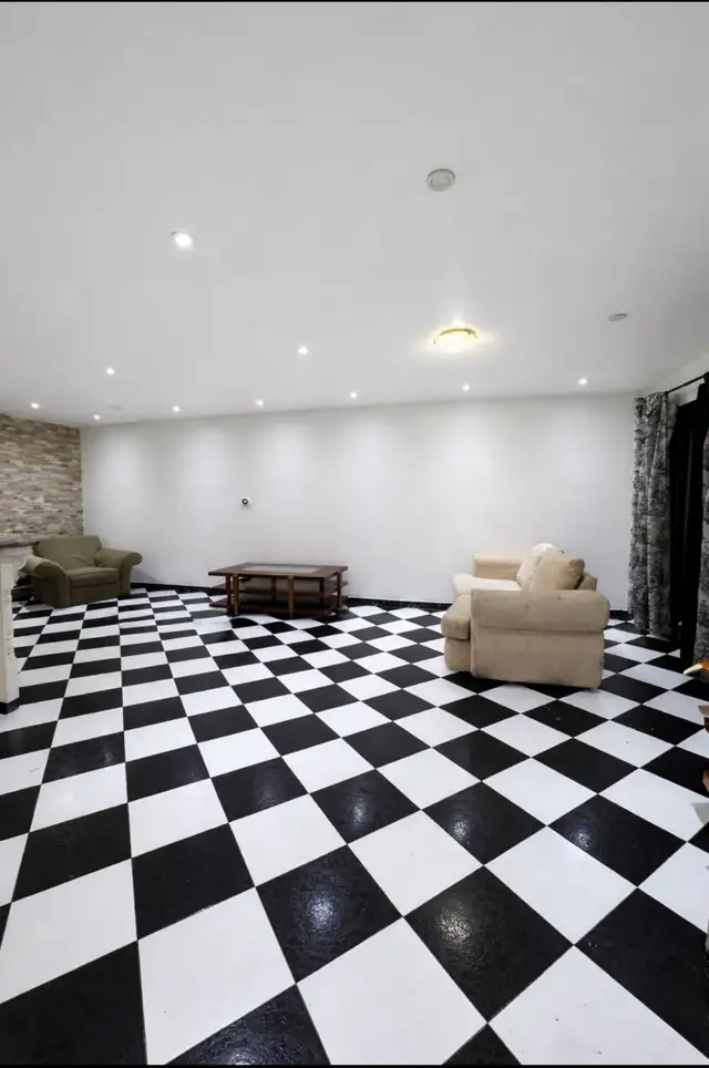 3 Beds, 2 Bath house - Square One Mall - Photo 4