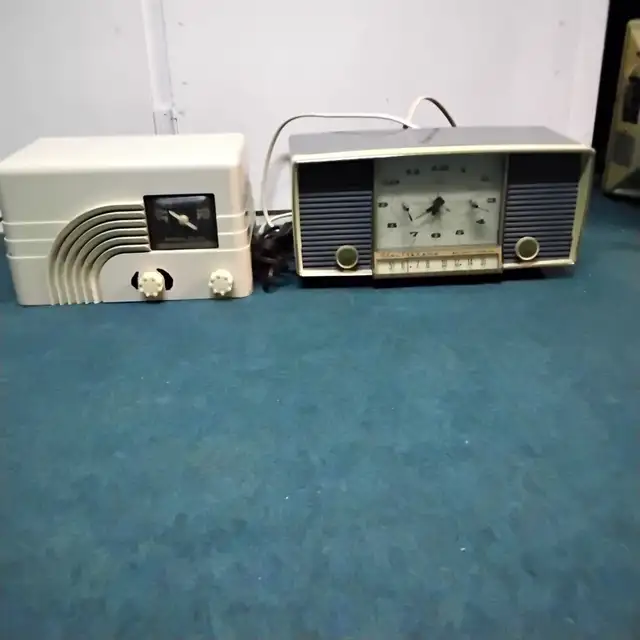 VINTAGE, ANTIQUE RADIOS