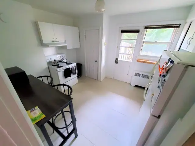 Large spacious bright 3 1/2 and 4 1/2 apt. in Sainte-Anne - Photo 3