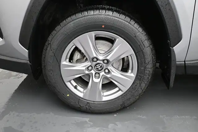 2025 Toyota RAV4 LE HYBRID & GAS |AWD | LOW MILEAGE | APPLE CARP - Photo 4