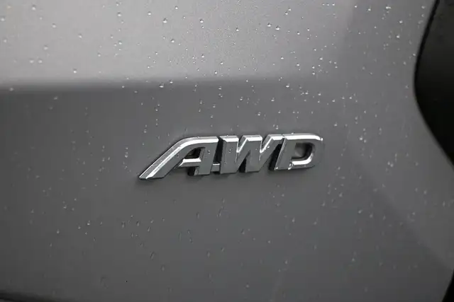 2025 Toyota RAV4 LE HYBRID & GAS |AWD | LOW MILEAGE | APPLE CARP - Photo 5