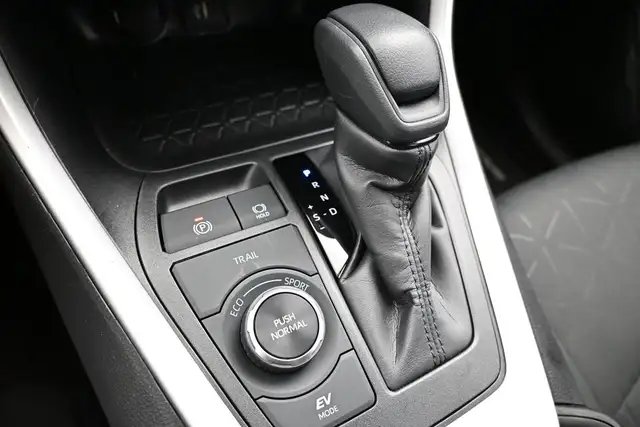 2025 Toyota RAV4 LE HYBRID & GAS |AWD | LOW MILEAGE | APPLE CARP - Photo 11