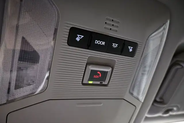 2025 Toyota RAV4 LE HYBRID & GAS |AWD | LOW MILEAGE | APPLE CARP - Photo 14