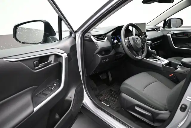 2025 Toyota RAV4 LE HYBRID & GAS |AWD | LOW MILEAGE | APPLE CARP - Photo 16