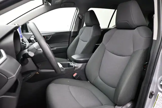 2025 Toyota RAV4 LE HYBRID & GAS |AWD | LOW MILEAGE | APPLE CARP - Photo 17