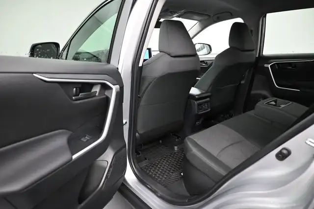 2025 Toyota RAV4 LE HYBRID & GAS |AWD | LOW MILEAGE | APPLE CARP - Photo 18