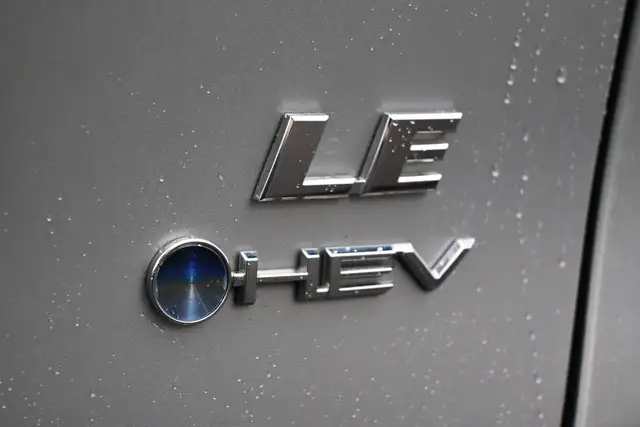 2025 Toyota RAV4 LE HYBRID & GAS |AWD | LOW MILEAGE | APPLE CARP - Photo 23
